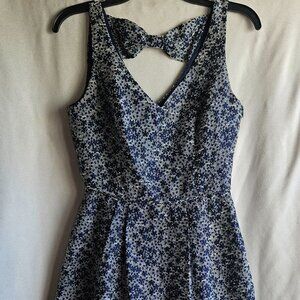 Trina Turk size 4 dress. Navy blue and cream. Adorable bow on the back.